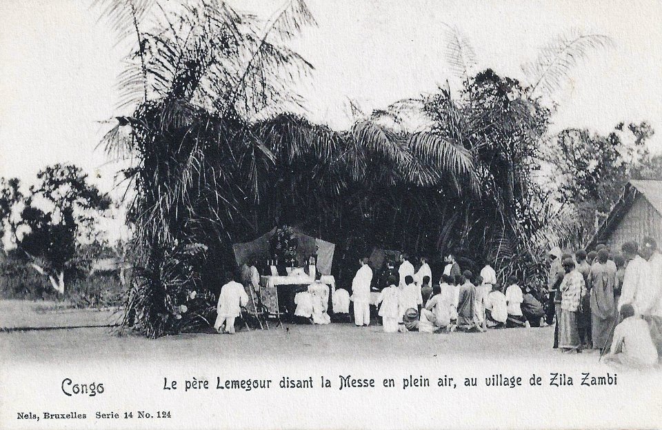 Le père Lemegour disant la messe en plein air au village de Zila Zambi