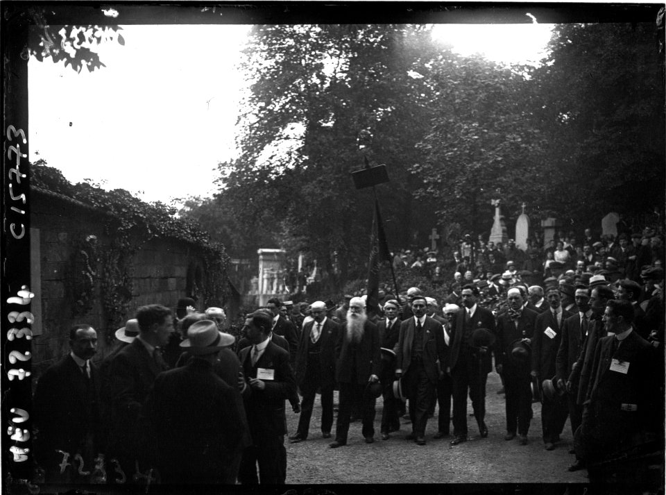 Le mur des Fédérés - arrivée des manifestants au Père-Lachaise (Btv1b90318963 f1)