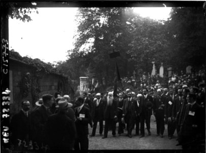 Le mur des Fédérés - arrivée des manifestants au Père-Lachaise (Btv1b90318963 f1)