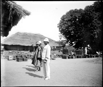 Le sultan Ahmadou avec un officier français, s.l., s.d