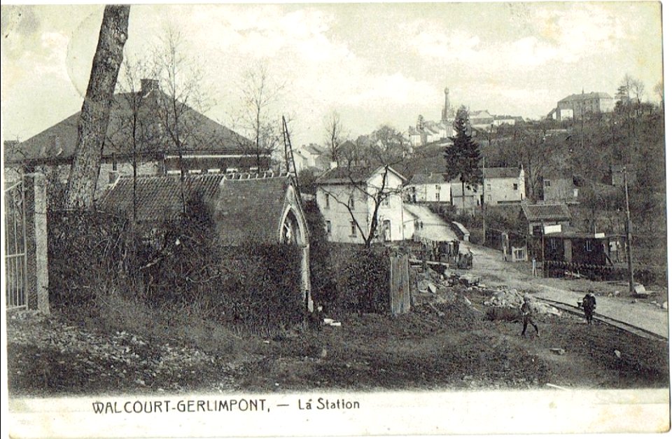 Le passage à niveau rue de Gerlimpont à Walcourt, avec la gare de Gerlimpont en arrière plan vers 1920 - Autre version originale