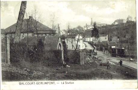 Le passage à niveau rue de Gerlimpont à Walcourt, avec la gare de Gerlimpont en arrière plan vers 1920 - Autre version originale