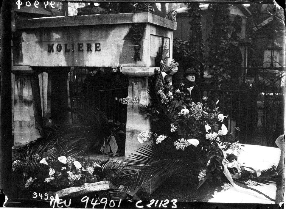 Le Tricentenaire de Molière, devant le cénotaphe de Molière au Père-Lachaise (Btv1b9054975r f1)