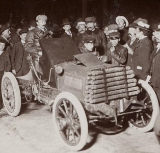 Le vainqueur de la Coupe Gordon Bennett 1900 Fernand Charron, ici lors de la deuxième édition en 1901 (abandon, toujours sur Panhard)