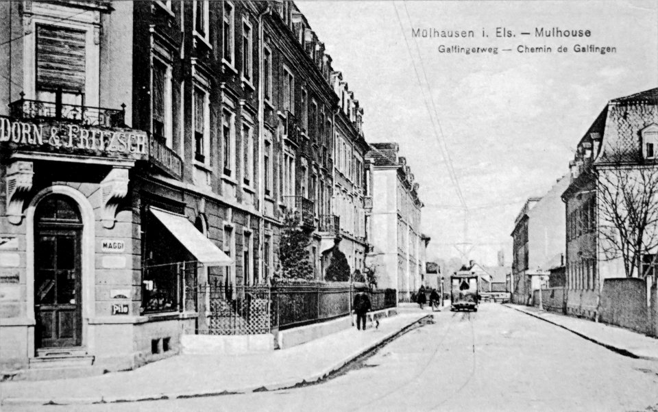Le tramway dans la rue de Galfingue à Mulhouse