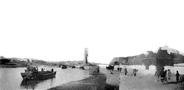 Le Fort Noir et les ruines de la Cathédrale de Tien-Tsin au bord du Peï-Ho