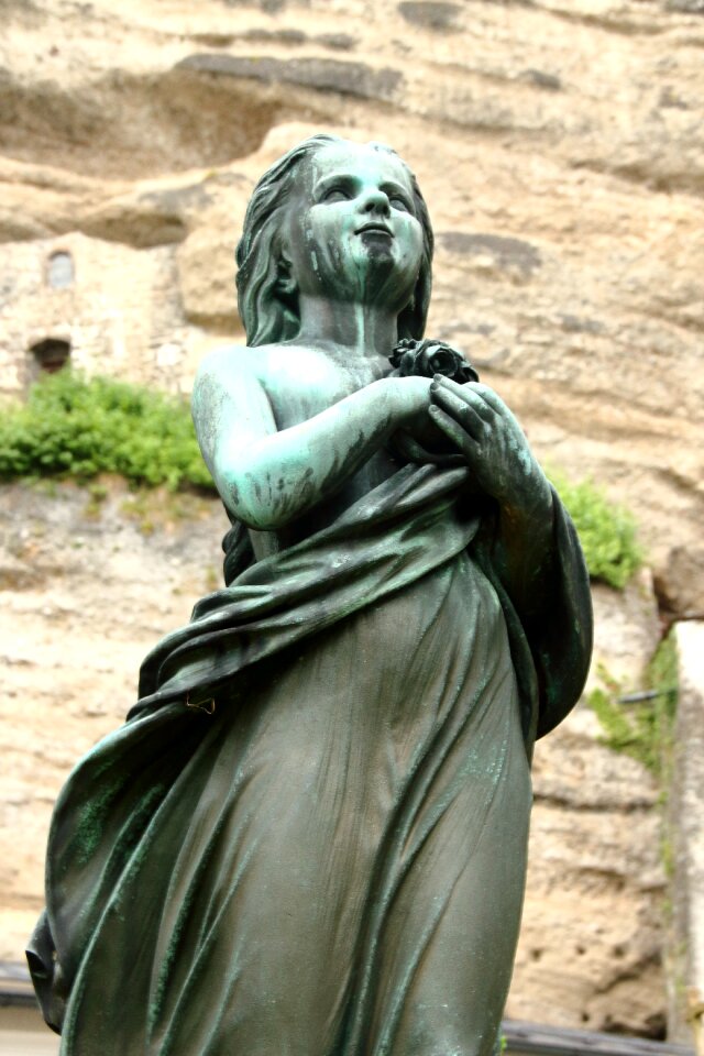 Sculpture standing grave