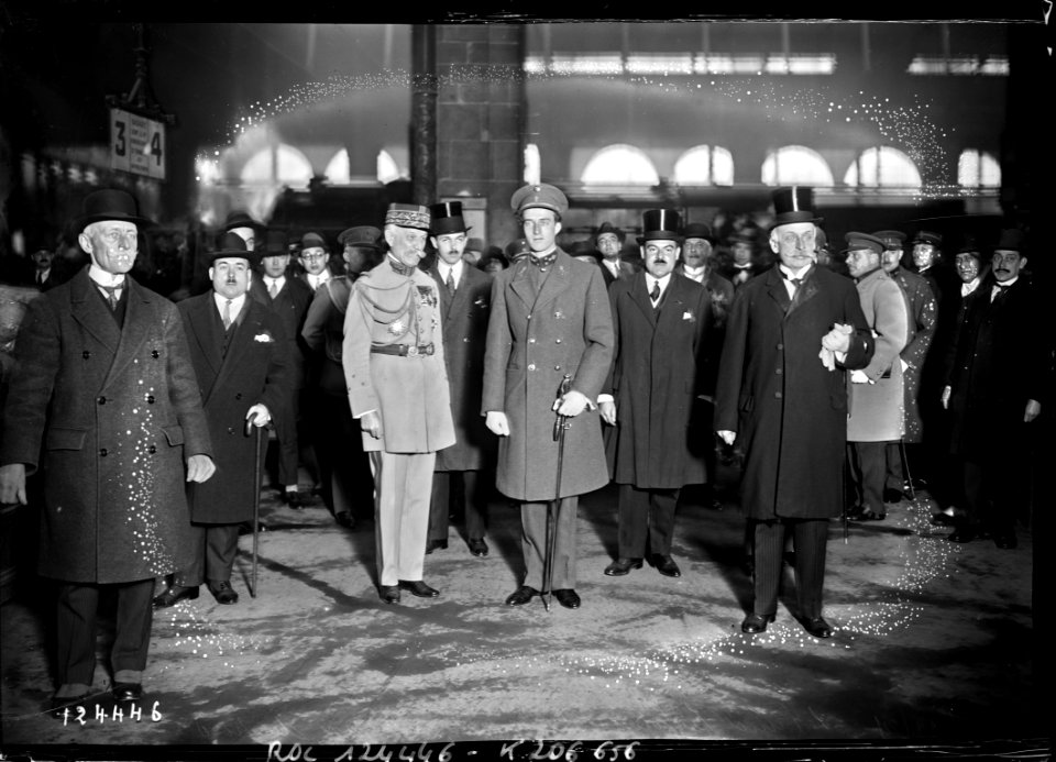 Le prince Léopold de Belgique à la gare du Nord (avec, à sa gauche, M. Gaiffier d'Hestroy) - (photographie de presse) - (Agence Rol)