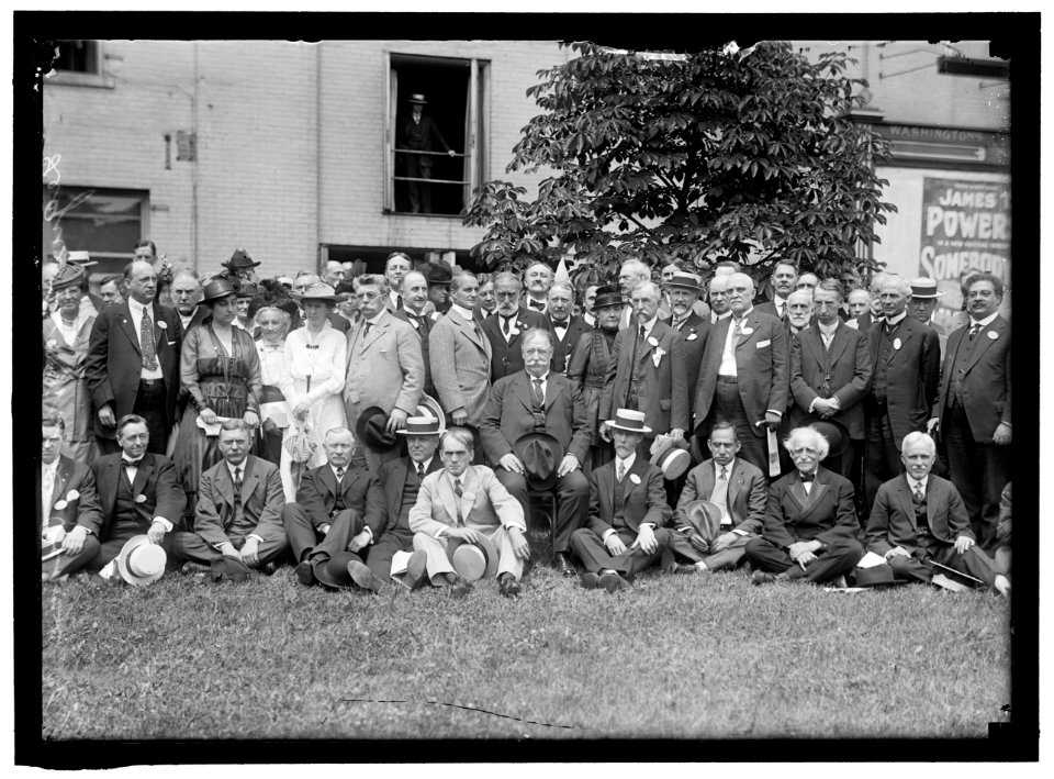 LEAGUE TO ENFORCE PEACE. GROUP. WILLIAM H. TAFT IN CENTER LCCN2016865044