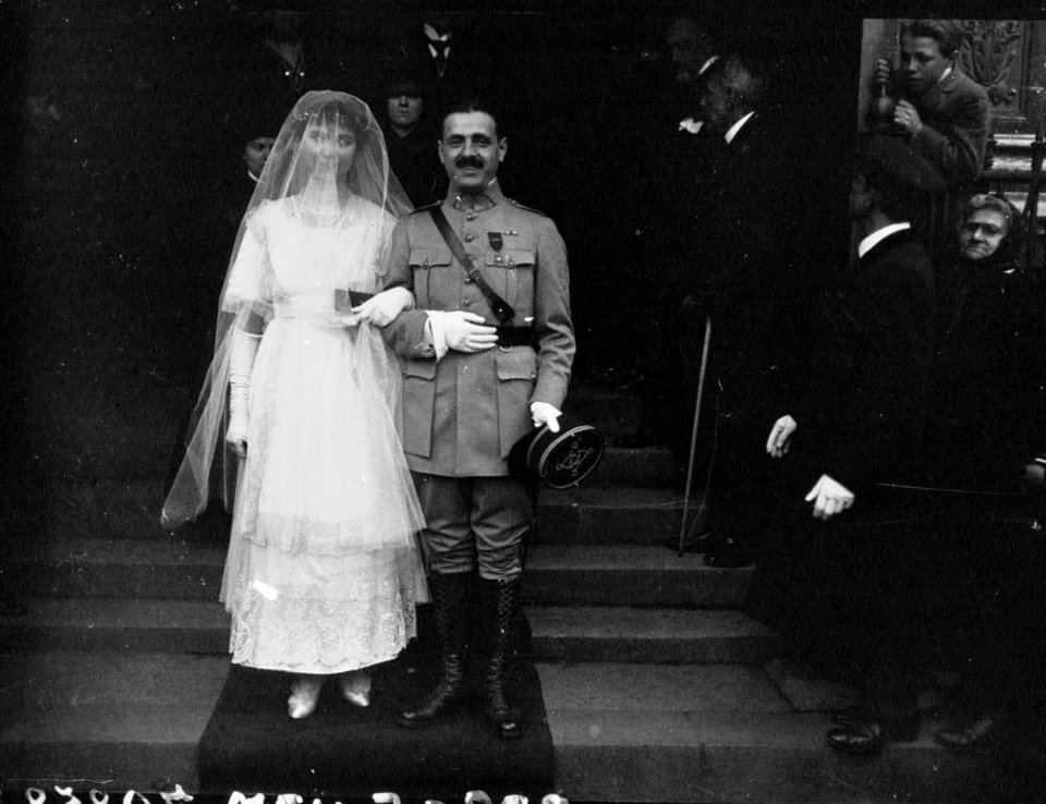 Le mariage du lieutenant Michel de Curières de Castelnau avec Mlle Sallandrouze Le Moullec - les mariés à la sortie de Saint Honoré d'Egtan - (photographie de presse) - Agence Meurisse