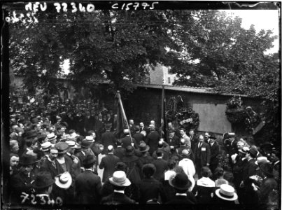 Le mur des Fédérés - les manifestants devant le mur (Btv1b9031898x f1)