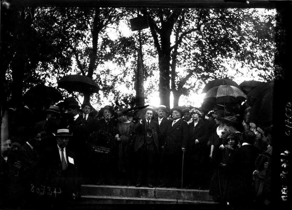 Le mur des Fédérés au Père Lachaise - les survivants de la Commune (Btv1b9033741d f1)