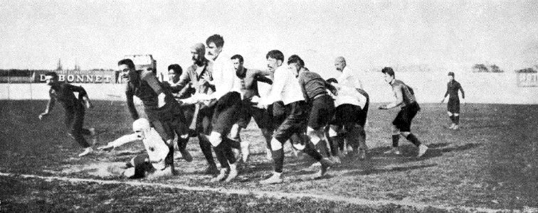 Le Stade bordelais (en blanc), champion de France en 1906 face au Stade français (le bordelais Mulot entrave le dribbling de Communeau et Jérôme)