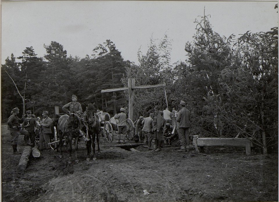 Legen einer Artillerie Telephonleitung bei der Jagdhütte nordwestl Sznirow und beim Brunnen, von wo die Stellungen der Jäger 10 mittelst Wasserkarren mit Wasser versorgt werden. (BildID 15443498)