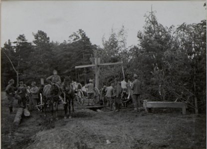 Legen einer Artillerie Telephonleitung bei der Jagdhütte nordwestl Sznirow und beim Brunnen, von wo die Stellungen der Jäger 10 mittelst Wasserkarren mit Wasser versorgt werden. (BildID 15443498)