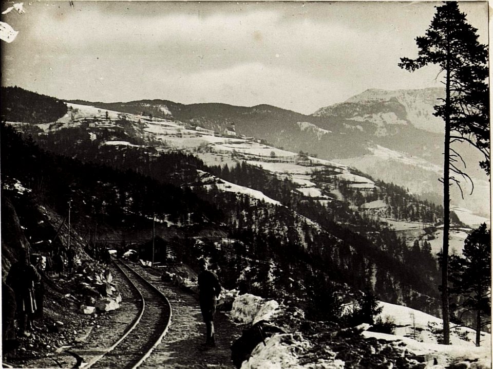 Lehnenstrecke km 10,7 bahnaufwärts mit Kirche St.Peter und Raschötzalm. (BildID 15574822)