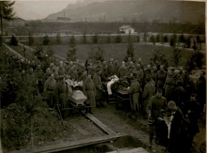 Leichenbegängnis des Lt.Hofbauer I.R.4. und des techn.Assist.Hosack des Militär Geolog.Institutes am 5.März.1918. (BildID 15512924)