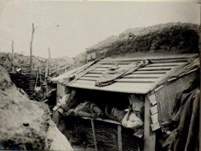 Leben zur Mittagszeit im Schützengraben (BildID 15542282)