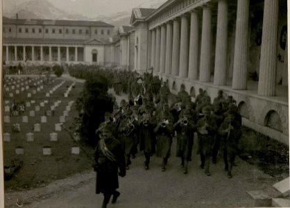 Leichenbegägnis d.Lt.Hofbauer I.R.4.und des techn.Assist.Hosak des Militär-Geolog.Institutes.5.III.1918. (BildID 15512910)