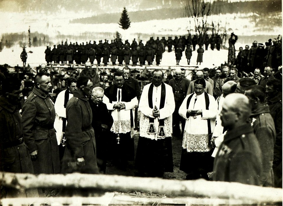 Leichenbegängnis des Herrn GM.Josef Freiherr von Henneberg in Griminitzen Aufbahrung der Leiche in Grafendorf. (15.3.1917) (BildID 15499420)