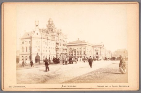 Leidseplein gezien naar de Leidsestraat, met van links naar rechts de gecombineerde brandweer- en politiepost uit 1881, het oude American Hotel, 010005000757