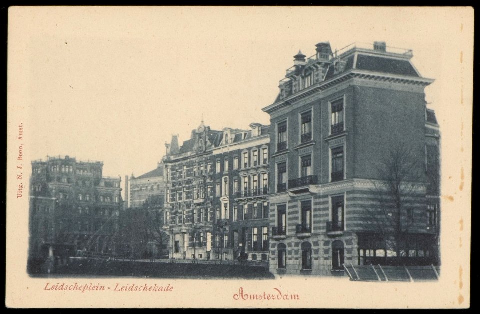 Leidseplein links, met in het midden de Leidsekade. Op de voorgrond de Singelgracht. Uitgave N.J. Boon, Amsterdam, Afb PBKD00082000001
