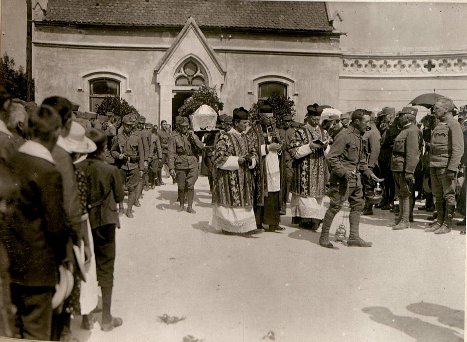 Leichenbegängnis des vor dem Feinde gefallenen Fliegerlt. Hofer, in Villach. (29-6.1917.) (BildID 15799230)