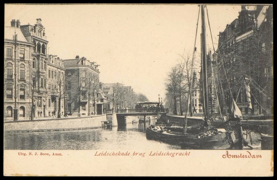Leidskade, zowel links als rechts met de brug over de Leidsegracht in het verlengde van de Marnixstraat
