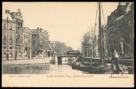 Leidskade, zowel links als rechts met de brug over de Leidsegracht in het verlengde van de Marnixstraat photo