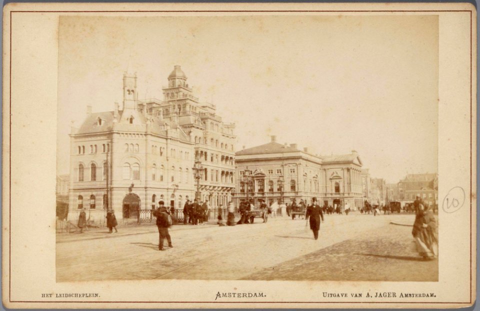 Leidseplein gezien naar de Leidsestraat, de gecombineerde brandweer- en politiepost uit 1881, het oude American Hotel uit 1882 en de oude Stadsschouwburg, afgebrand in 1890-002