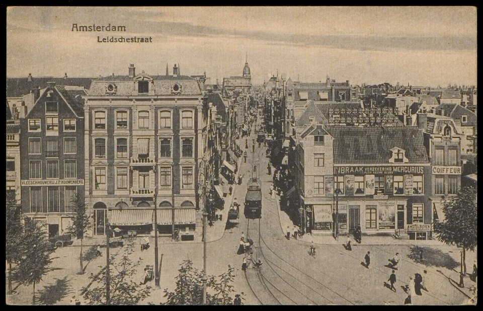 Leidseplein gezien vanaf de Stadschouwburg naar de Leidsestraat. Uitgave Weenenk & Snel, Den Haag, Afb PBKD00082000016