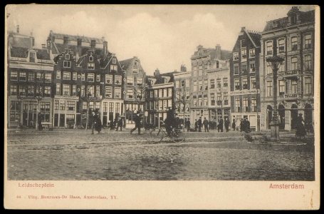 Leidseplein met in het midden de toegang tot de Korte Leidsedwarsstraat. Uitgave Buurman-De Haas, amsterdam, Afb PBKD00082000007
