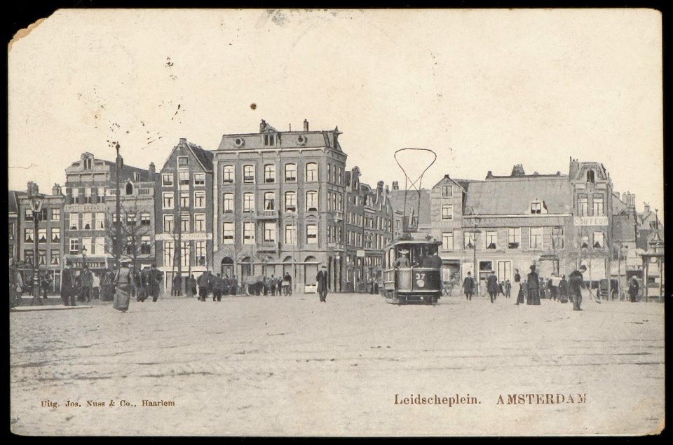 Leidseplein met op de achtergrond de Leidsestraat. Uitgave Jos. Nuss & Co. Haarlem, Afb PBKD00082000017