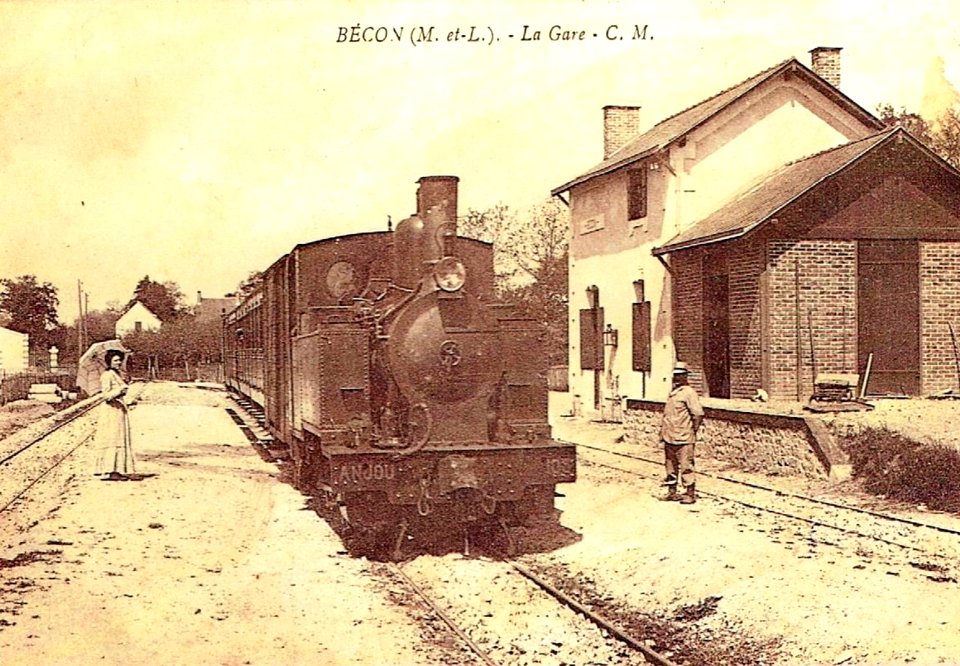 Le ‚Petit Anjou‘ n° 018 locomotive Weidknecht n°103 en gare de Becon les Granits