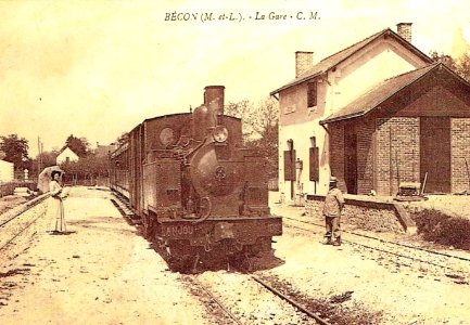 Le ‚Petit Anjou‘ n° 018 locomotive Weidknecht n°103 en gare de Becon les Granits