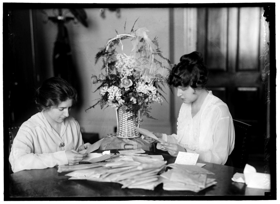 LEECH, MISS. WITH MISS FLEIGLEMAN LOC hec.04270