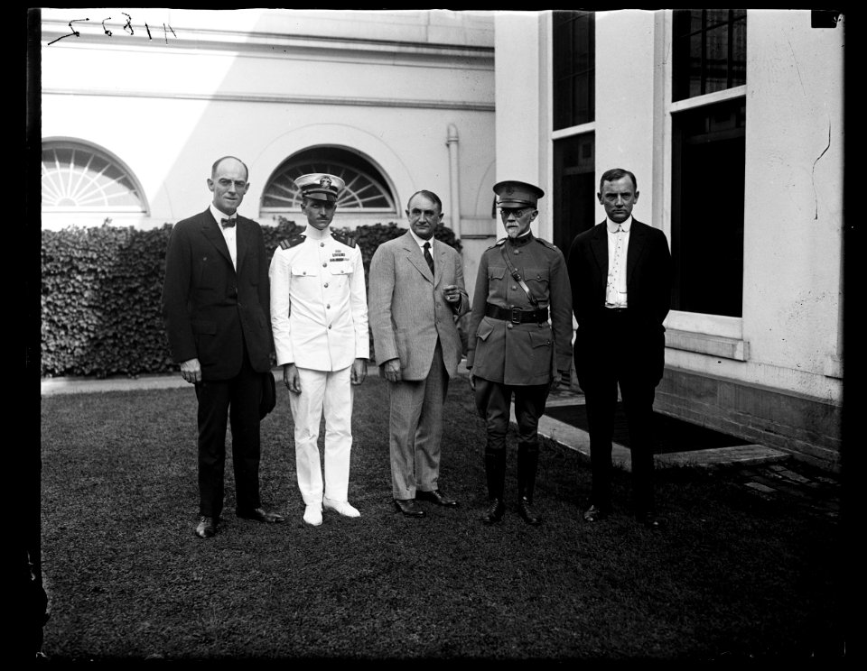 Left to right (...) Dr. Chas. Mayo, Dr. Sawyer, personal physician Presidential (...) Rochester (...) T. Harding (White House, Washington, D.C.) LCCN2016891681