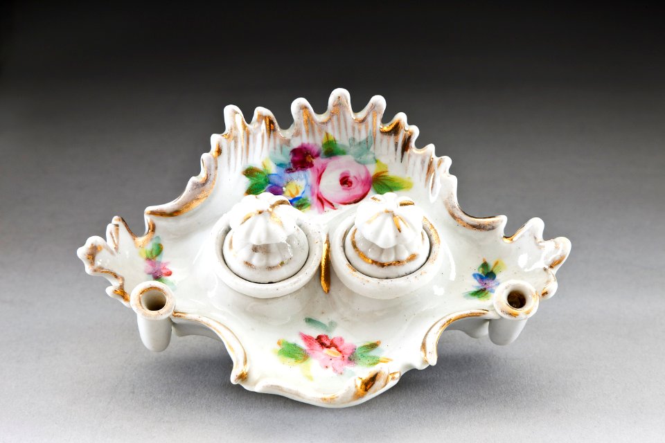 Leksaksskrivställ i porslin, gjort på 1800-talets mitt - Hallwylska museet - 93863