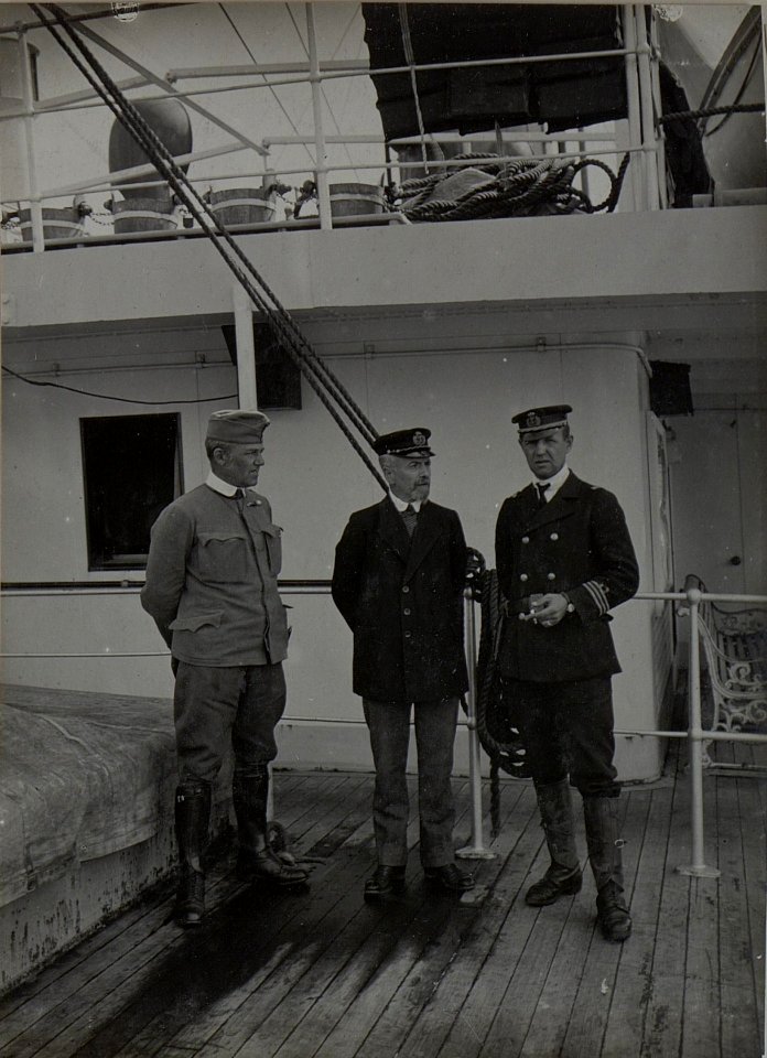 Leiter der Einschiffung Rittm. Graf PALFFY des 8. Korps-Kommandos, dirigierender Offizier L.Sch.Lt. Wöss, Ver-trauensmann des Lloyd Adria-Inspektors Rukavina. Aufgenommen in NEUM im März 1916. (BildID 15452827)