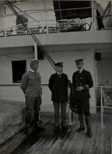 Leiter der Einschiffung Rittm. Graf PALFFY des 8. Korps-Kommandos, dirigierender Offizier L.Sch.Lt. Wöss, Ver-trauensmann des Lloyd Adria-Inspektors Rukavina. Aufgenommen in NEUM im März 1916. (BildID 15452827)