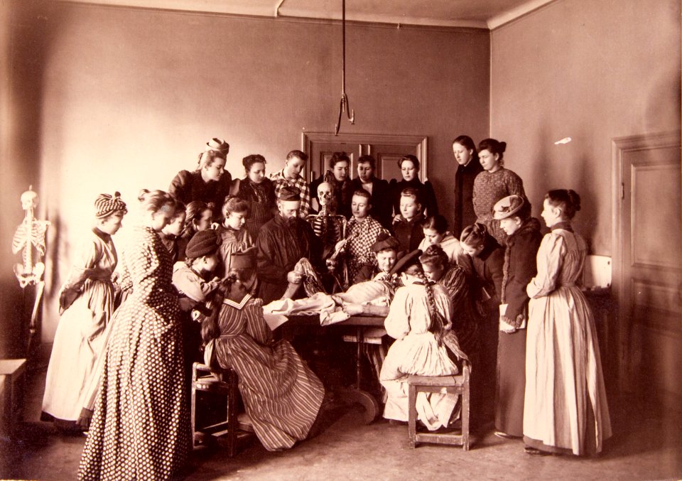 Lektion i anatomi vid Gymnastiska Centralinstitutet Stockholm kvinnliga kursen 1891-1893 gih0124