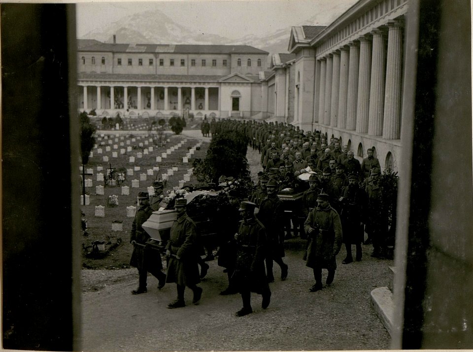 Leichenbegägnis d.Lt.Hofbauer I.R.4.und des techn.Assist.Hosak des Militär-Geolog.Institutes.5.III.1918. (BildID 15512917)