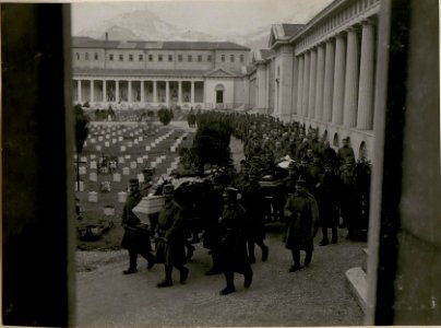 Leichenbegägnis d.Lt.Hofbauer I.R.4.und des techn.Assist.Hosak des Militär-Geolog.Institutes.5.III.1918. (BildID 15512917)