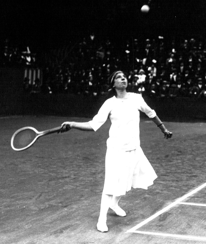 Suzanne Lenglen playing baseline 1914 (cropped)