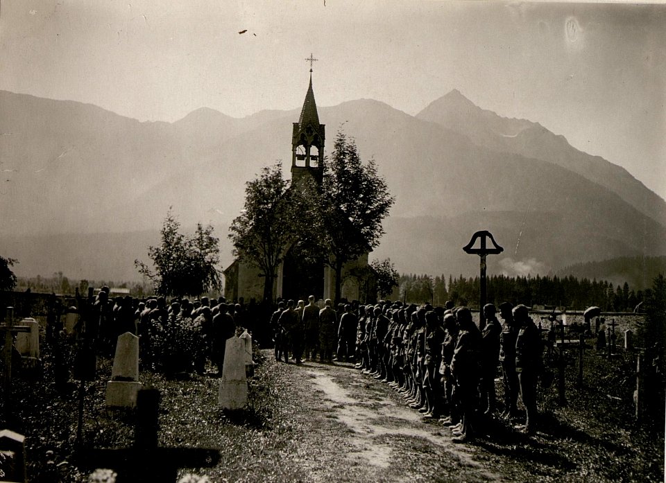 Leichenbegängnis des Gstbhptm.Edler v.Galateo in Kötschach. (18-9.1917.) (BildID 15802239)