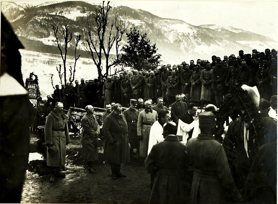 Leichenbegängnis des Herrn GM.Josef Freiherr von Henneberg in Griminitzen Aufbahrung der Leiche in Grafendorf. (15.3.1917) (BildID 15499427)