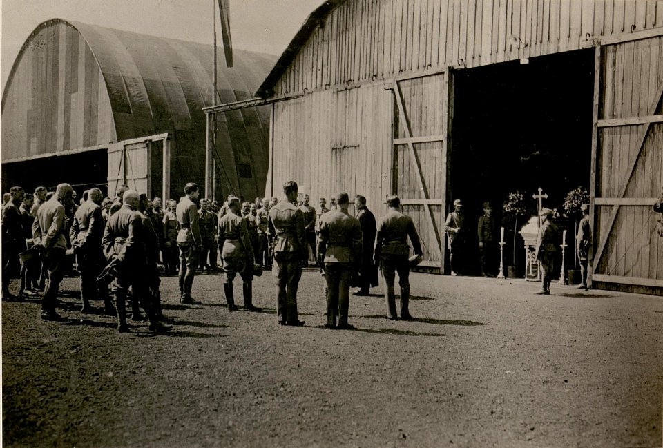 Leichenbegängnis des im Luftkampfe gefallenen Oblt.v.Rohrer. (13-8.1917.) (BildID 15801720)
