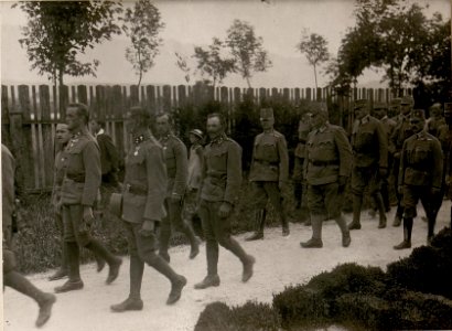 Leichenbegängnis des vor dem Feinde gefallenen Fliegerlt. Hofer, in Villach. (29-6.1917.) (BildID 15799244)