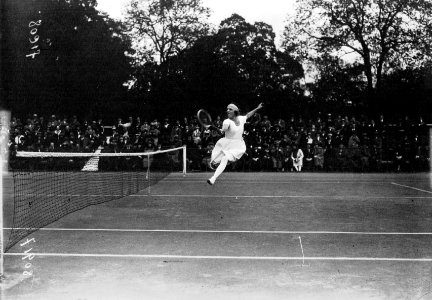 Suzanne Lenglen playing 1920