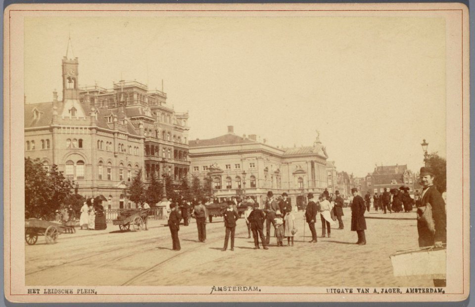 Leidseplein gezien naar de Leidsestraat, met van links naar rechts de gecombineerde brandweer- en politiepost uit 1881, het oude American Hotel uit 1882 en de oude Stadsschouwburg, met de beelden van Bart van Hove uit 1888